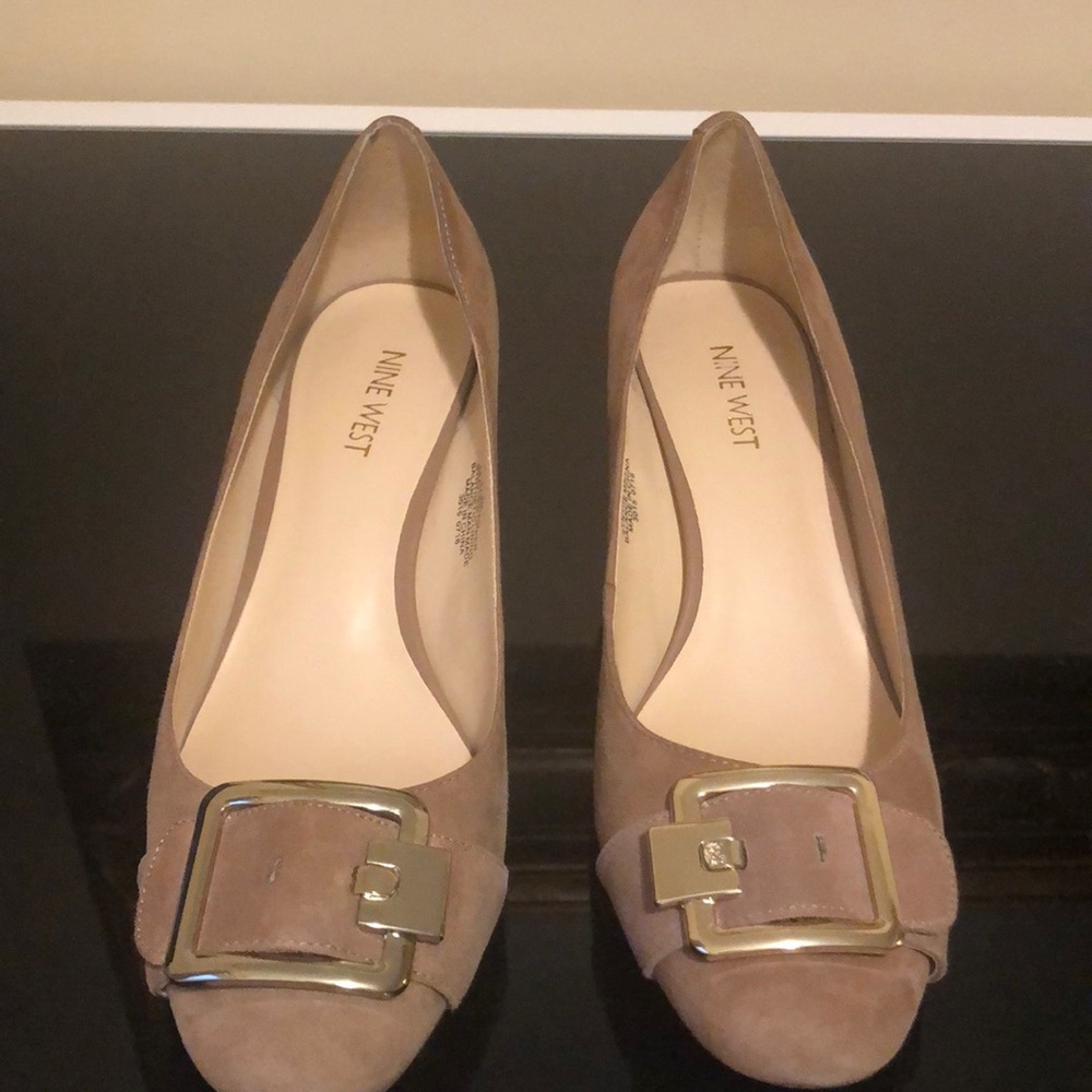 Nine West Size 9  Color Wheat Suede